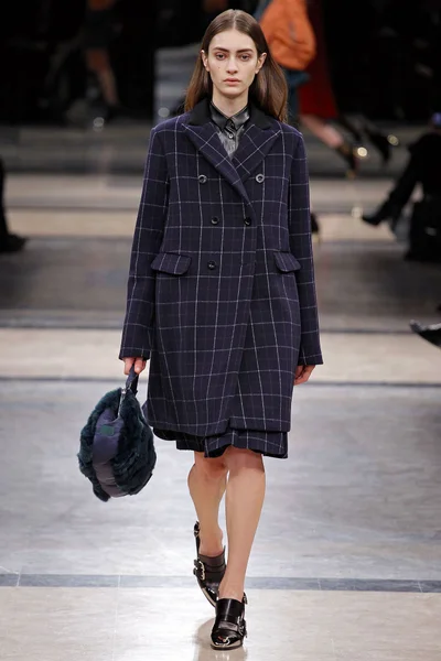 Look 16